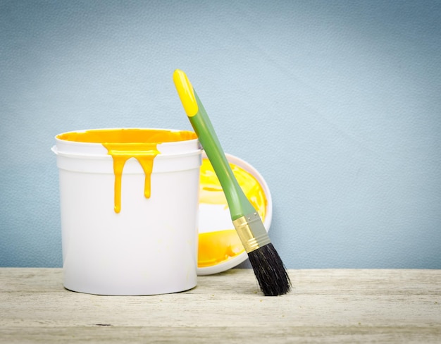 Foto close-up de amarelo servido na mesa contra a parede