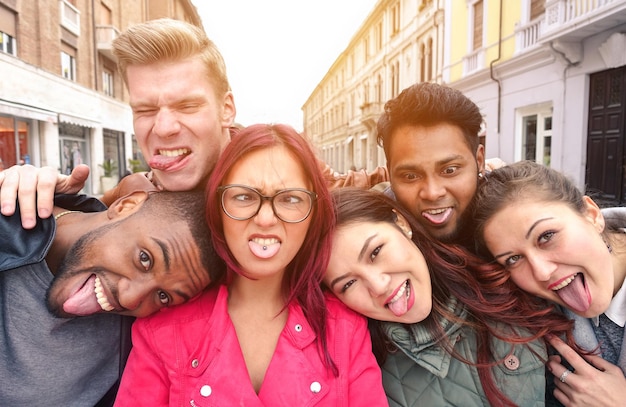 Close-up de amigos fazendo cara na cidade