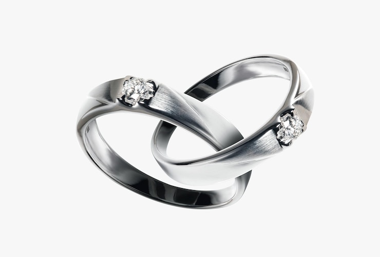 Foto close-up de anéis de casamento contra fundo branco