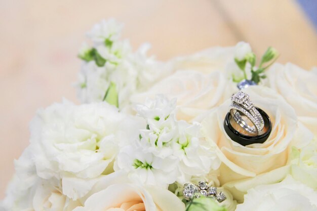 Foto close-up de anéis de casamento em buquê