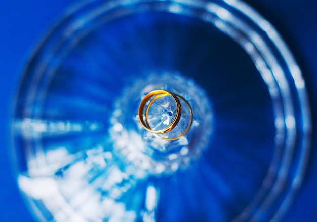 Foto close-up de anéis de casamento em vidro