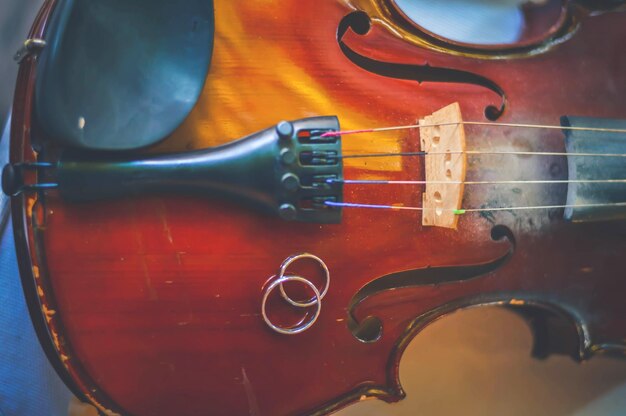 Foto close-up de anéis de casamento em violino