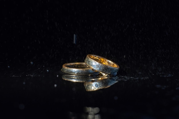 Close-up de anéis de casamento na mesa