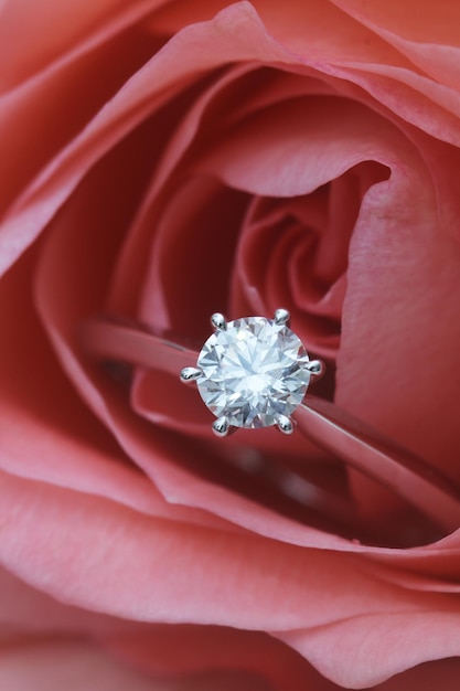 Foto close-up de anel de casamento em rosa