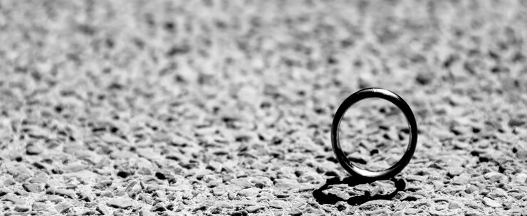 Foto close-up de anel de casamento na praia