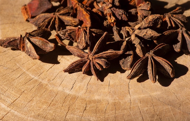 Close-up de anis estrelados (illicium verum) em uma superfície de madeira velha