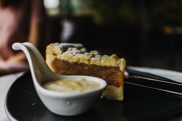 Close up de apple crumble cake em um café clássico escuro