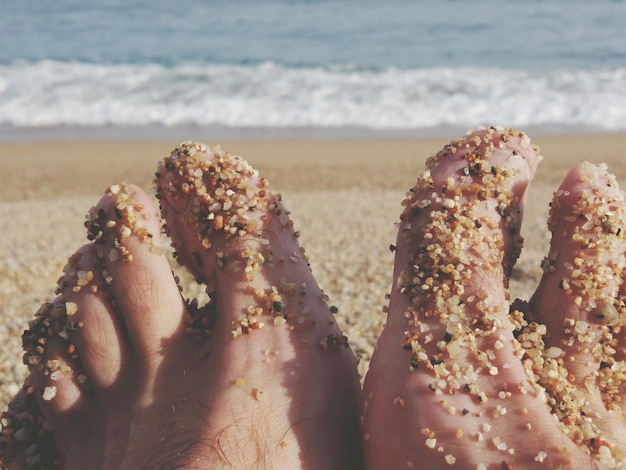 Foto close-up de areia descalça