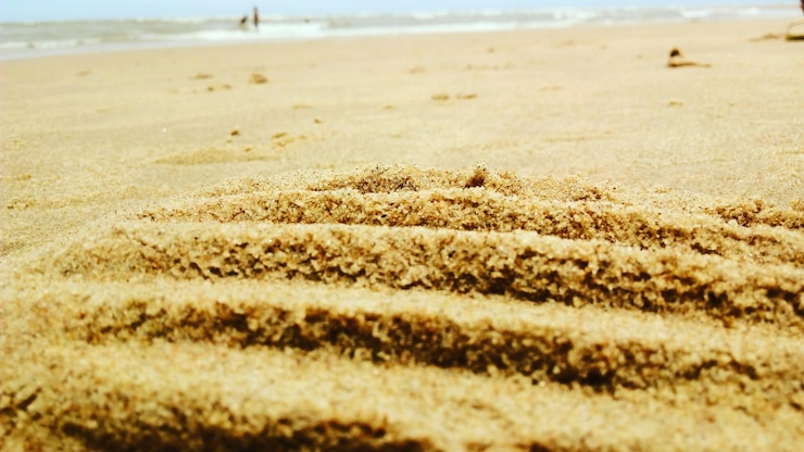 Foto close-up de areia na praia contra o céu