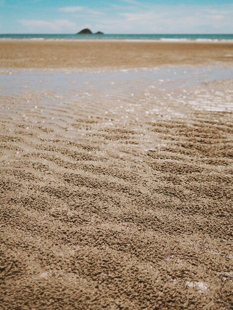 Foto close-up de areia na praia contra o céu