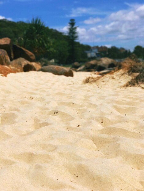 Foto close-up de areia na praia contra o céu