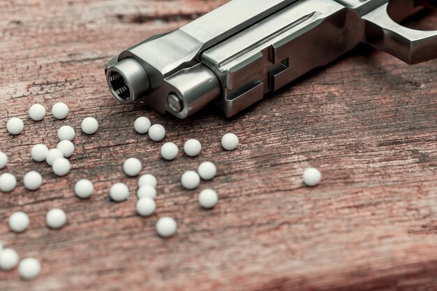 Close-up de arma e balas na mesa