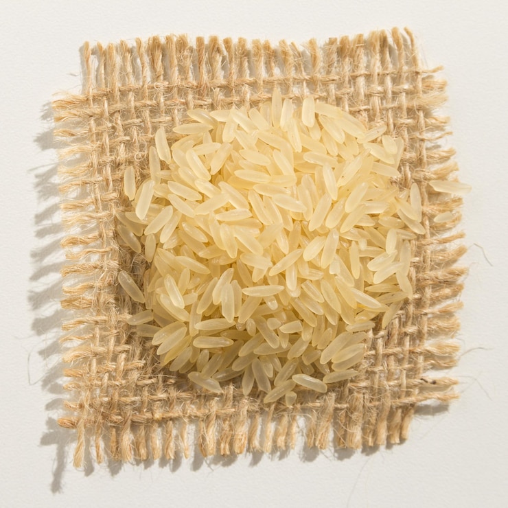 Foto close-up de arroz em juta sobre fundo branco