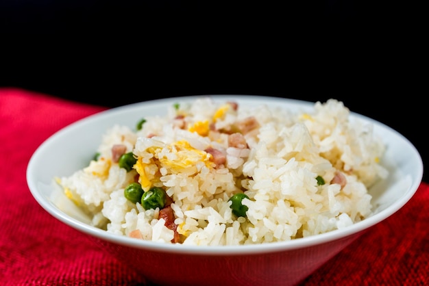 Foto close-up de arroz em uma tigela contra fundo preto