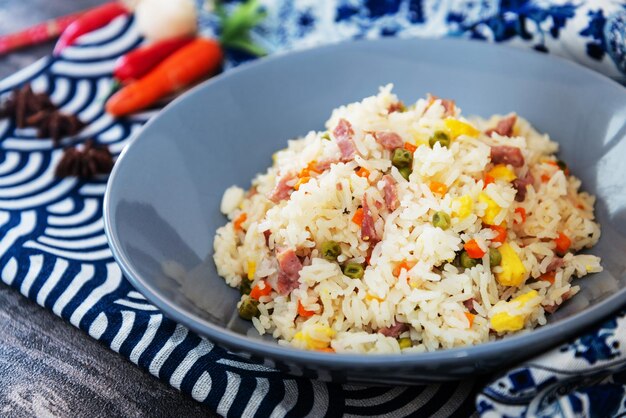 Foto close-up de arroz em uma tigela na mesa