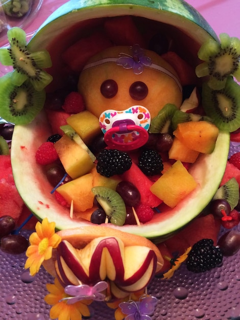 Foto close-up de arte por frutas na mesa