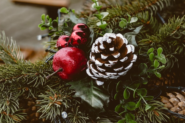 Close-up de árvore de Natal com decoração de cor vermelha