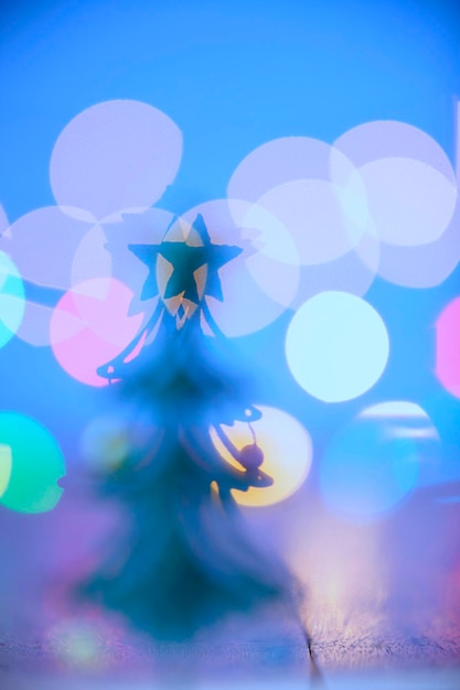 Foto close-up de árvore de natal iluminada contra o céu à noite