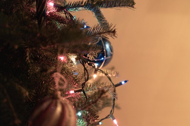 Close-up de árvore de Natal iluminada em casa