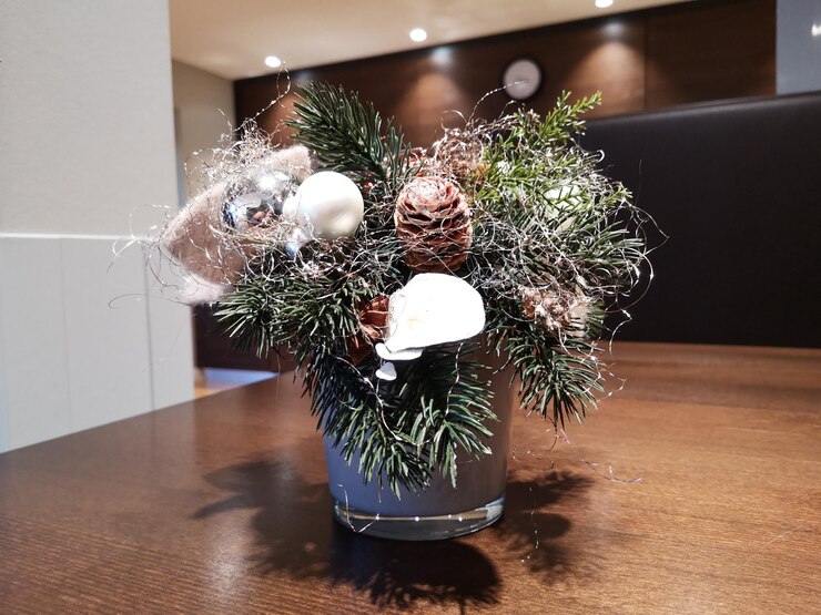 Foto close-up de árvore de natal iluminada na mesa em casa