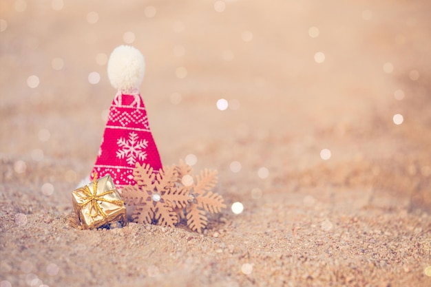 Close-up de árvore de Natal iluminada na neve