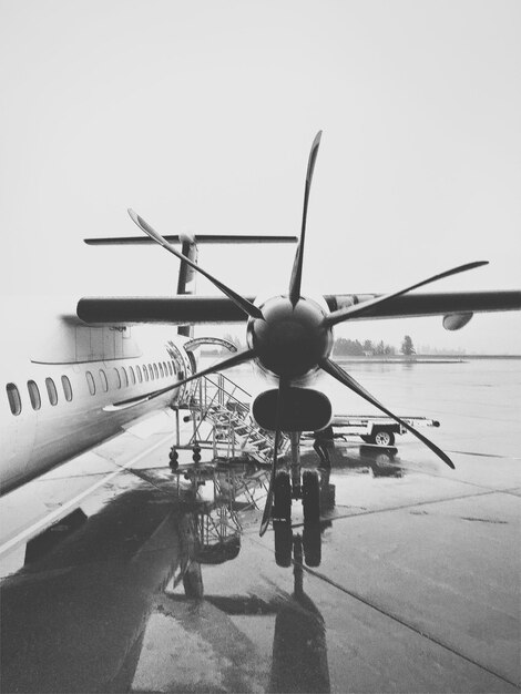 Foto close-up de avião na pista contra o céu