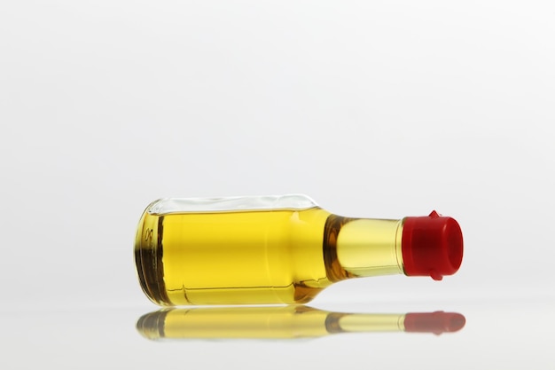 Foto close-up de azeite em garrafa contra fundo branco