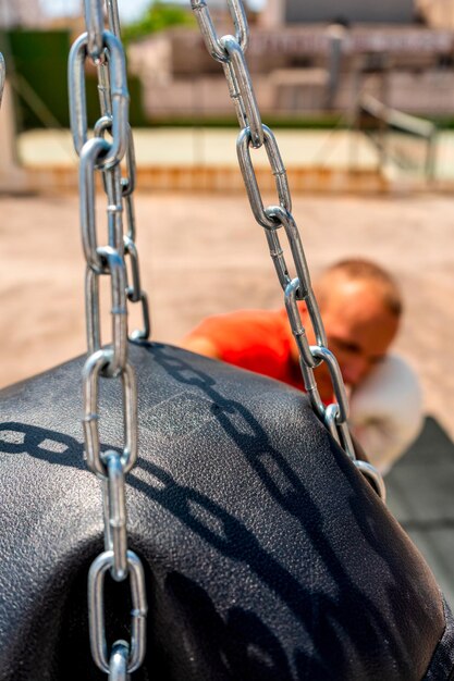 Foto close-up de balanço no playground