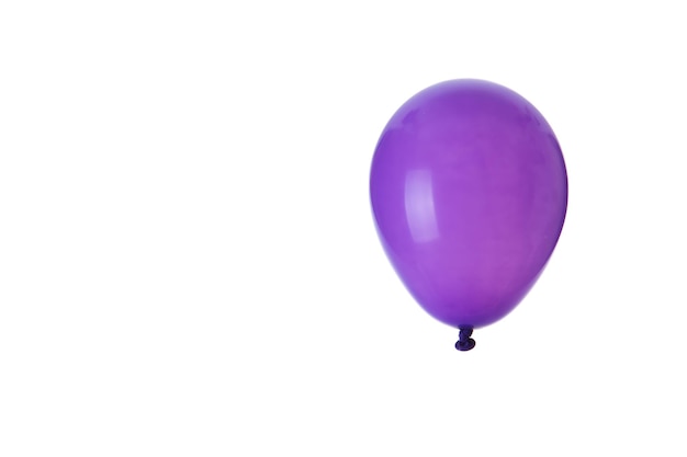 Foto close-up de balão roxo contra fundo branco