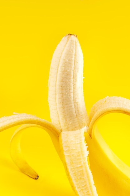 Close up de banana em um fundo amarelo filmado no estúdio