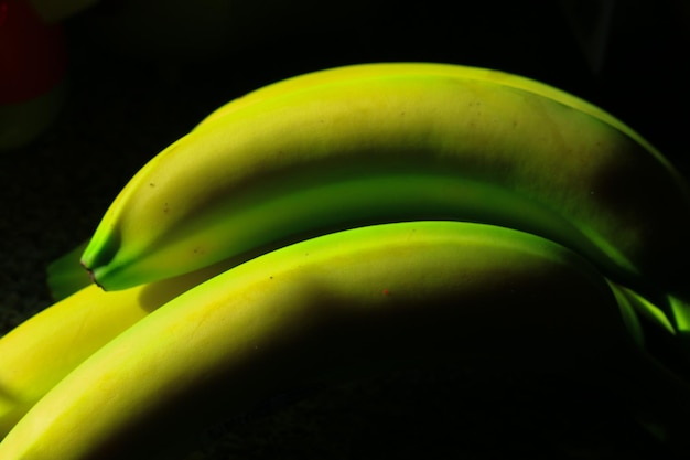 Close-up de bananas contra fundo preto