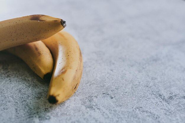 Close-up de bananas em fundo de textura cinzenta