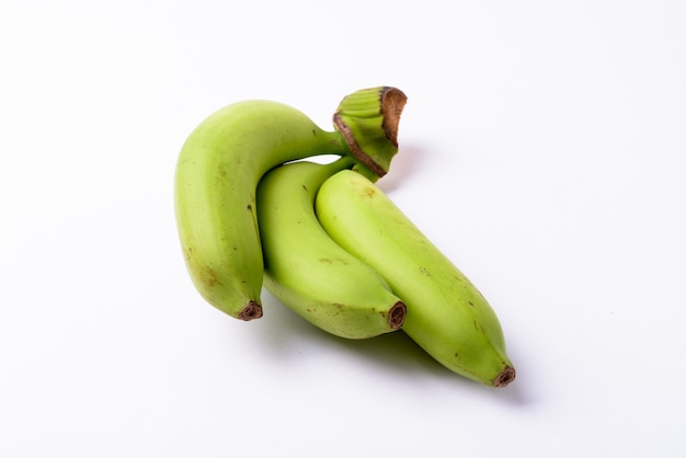 Close up de bananas verdes isoladas