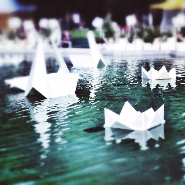 Foto close-up de barcos de papel na água