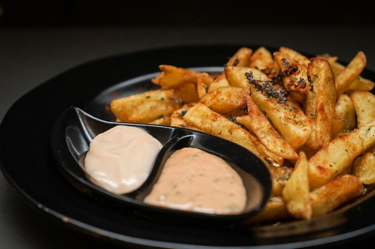 Foto close-up de batatas fritas em prato na mesa