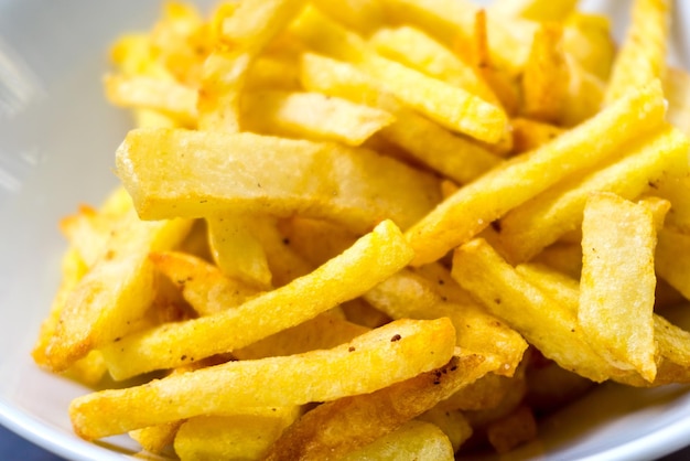 Close-up de batatas fritas em prato