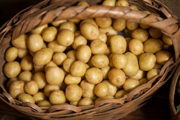 Close-up de batatas na cesta de vime