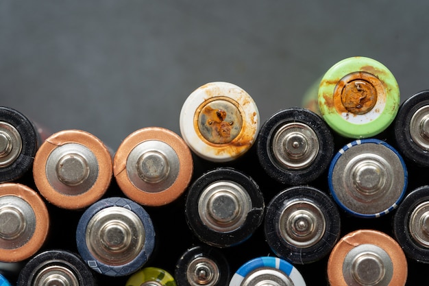 Foto close up de bateria usada com corrosão e ferrugem