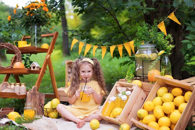 Close-up de bebê comendo limões e bebendo limonada ao ar livre