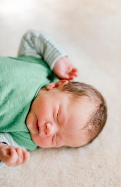 Foto close-up de bebê dormindo na cama em casa