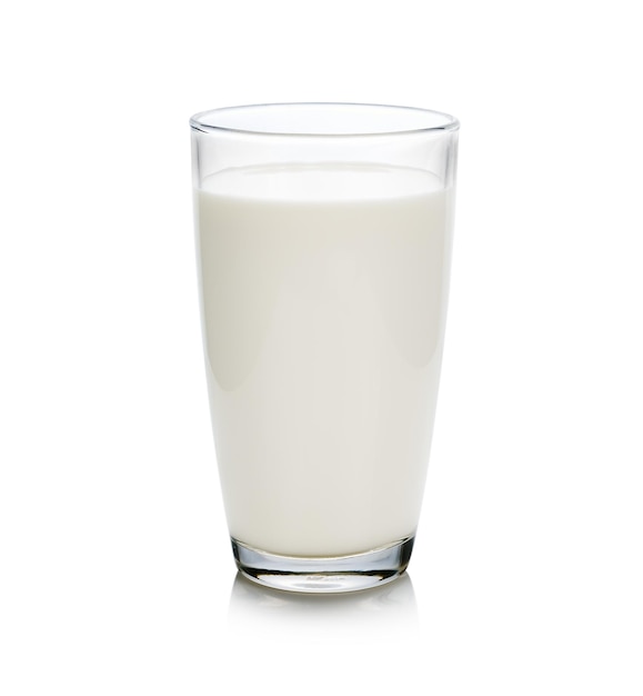Close-up de bebida em copo contra fundo branco