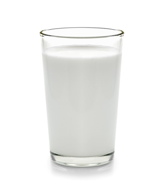 Close-up de bebida em copo contra fundo branco