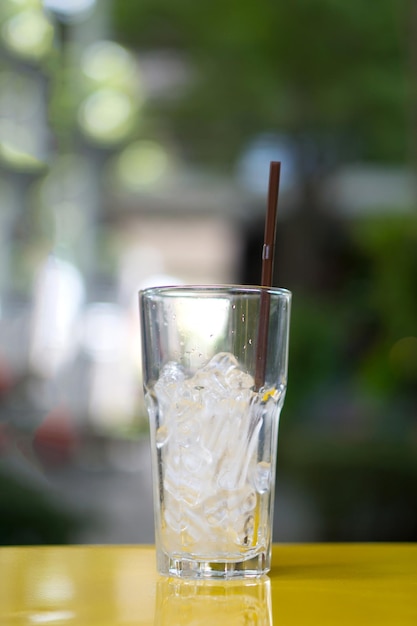Foto close-up de bebida em copo na mesa