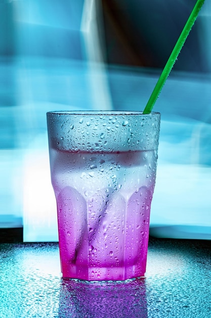 Foto close-up de bebida em copo sobre a mesa