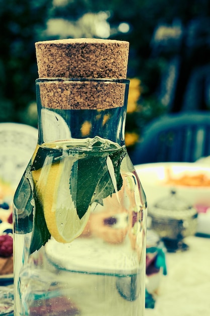 Foto close-up de bebida em garrafa na mesa