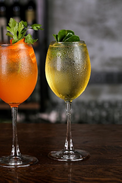 Close-up de bebidas frias na mesa