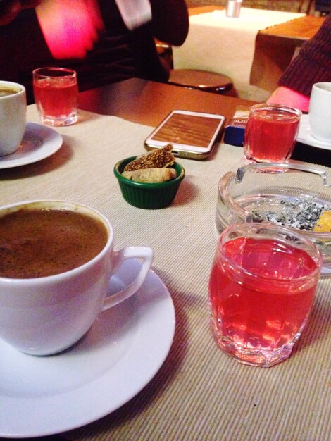 Close-up de bebidas na mesa de um café