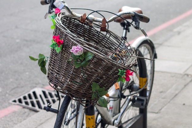 Foto close-up de bicicleta estacionada na rua