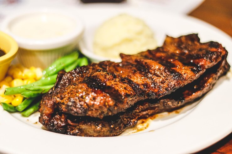 Foto close-up de bife de peixe servido em prato