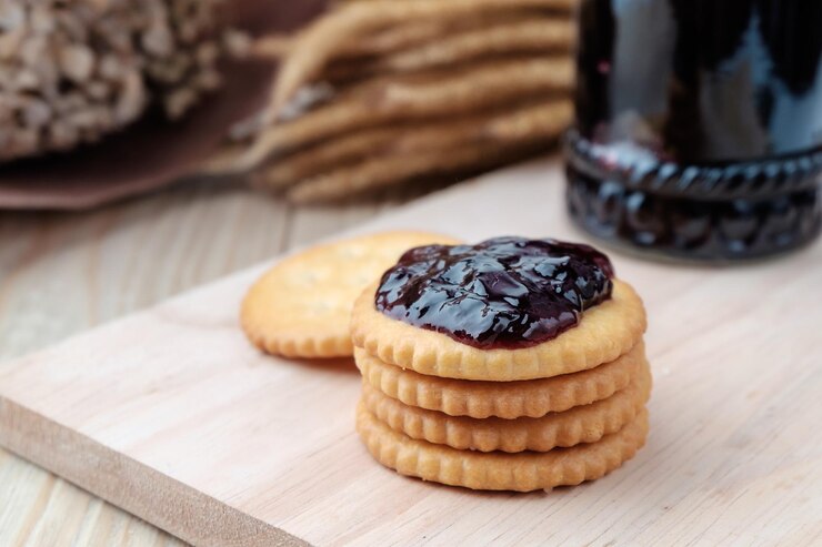 Foto close-up de biscoitos com conservas na tábua de cortar